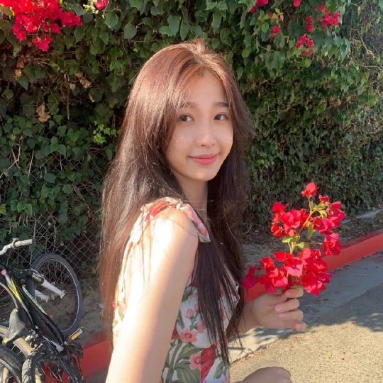 “万物枯荣皆为你眼 我目眩神驰 而你一笑清明 潦倒我的众生”