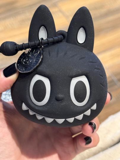 如果你不像我把它扔进碎纸屑里揉一圈，应该不会变成这样。处理办法很简单，一张湿巾搞定，只需要一张湿巾，自然干就行。