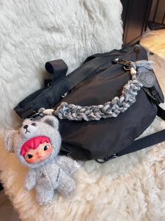 手机长绳变短绳后，可以当包链使用哦～
毛毛款的长绳改短后特别