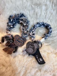 手机长绳变短绳后，可以当包链使用哦～
毛毛款的长绳改短后特别