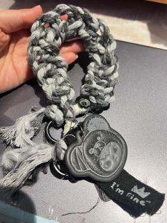 手机长绳变短绳后，可以当包链使用哦～
毛毛款的长绳改短后特别