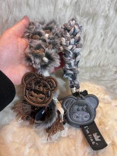 手机长绳变短绳后，可以当包链使用哦～
毛毛款的长绳改短后特别