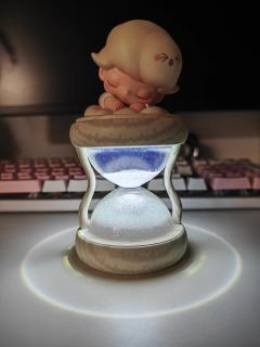 纠结了很久颜色，还是白色耐看些，灯光透着微微的蓝色，很美哦(