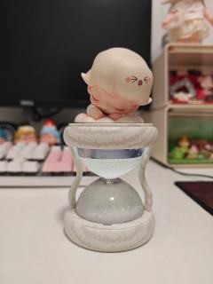 纠结了很久颜色，还是白色耐看些，灯光透着微微的蓝色，很美哦(