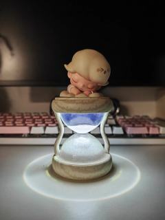 纠结了很久颜色，还是白色耐看些，灯光透着微微的蓝色，很美哦(