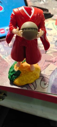 来个人帮我看看，这是正版吗。看着很奇怪，脚插不上底座的