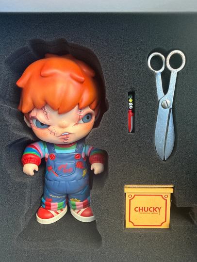 还是对这个联名系列的大娃下手了，大娃的设计高度还原了恰吉的经典形象，而且还有不少的互动机关，非常有特色。配件里有一个可以转动的惊吓箱，里面的弹簧脑袋可以弹射出来，增加了可玩性。附加一把可以摆放的剪刀✂