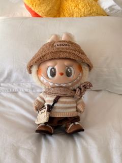 那必须是拿铁labubu，炯炯有神的大眼睛，穿着精致的衣服，