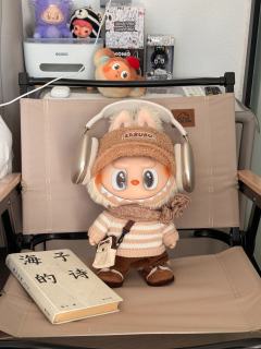 那必须是拿铁labubu，炯炯有神的大眼睛，穿着精致的衣服，