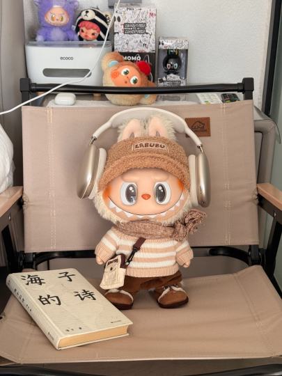 那必须是拿铁labubu，炯炯有神的大眼睛，穿着精致的衣服，看一眼就忘不掉了！