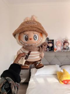 那必须是拿铁labubu，炯炯有神的大眼睛，穿着精致的衣服，