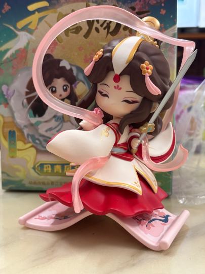 台面上就剩这一个，而且盒子的边边角角都是破的，本来不想买的，被朋友劝了劝，就拿下了，结果想都没想到抽到这个（朋友不是圈内的）哇塞，果然还得靠圈外人的直觉！！！🥵🥵