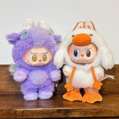 新出的马年搪胶系列的labubu一开始看图get不到，结果收