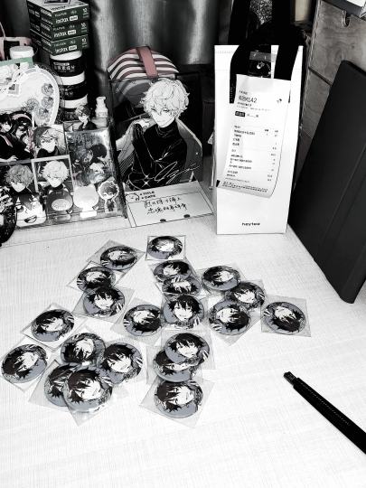 我没混二次元啊。你说我帖子里那些男的？他们欠了我钱我挂他们而已。