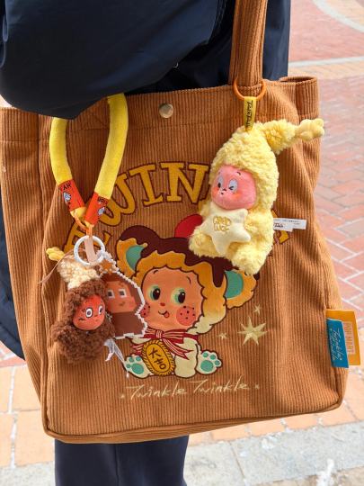 包包十分百搭，星星人的挂件颜色都适配苦咖啡在上面也very good还有小幸运！！！喜欢