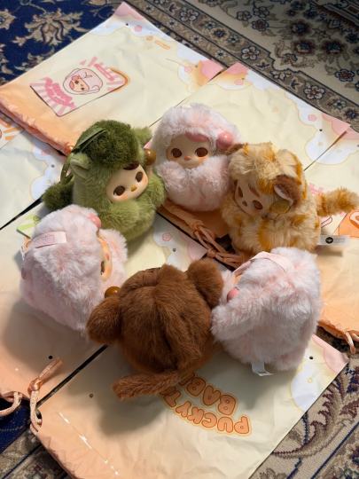 一共买了六个 全是盒机 一个隐藏成功一个财富一个智慧三个缘分 店里帮同事手摇了一个财富一个智慧 只不过小老鼠的卡给成财富了哈哈哈 毕奇是18年我第一次买泡泡玛特的第一个IP 不愧是我的本命 