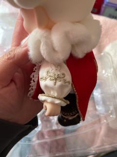 今天去门店提货看见这个就买了一个，衣服的刺绣很不错，脑袋和礼