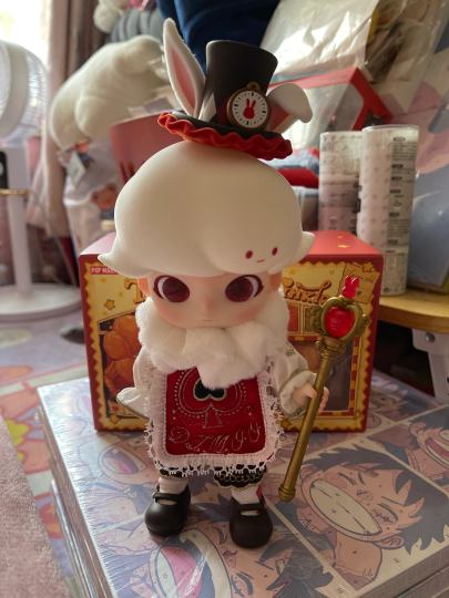 今天去门店提货看见这个就买了一个，衣服的刺绣很不错，脑袋和礼帽上的耳朵都是植绒的，鞋子有点难穿，权杖也很难卡进去，硬塞才卡到手上，但是结果就是把手给染色弄坏了