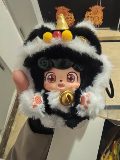 超级好看的一只娃，非常的可爱，崽崽的可爱搭上醒狮的威严，非常重工的一只娃，整体都是毛茸茸的，但是又不像坐坐那种有骨架的，这个是立体贴毛的。