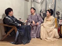 女人何苦为难女人，红尘颠作弄人提不起恨
男人就要为难男人，哔