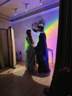 女人何苦为难女人，红尘颠作弄人提不起恨
男人就要为难男人，哔