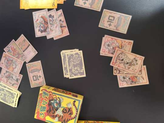 这款桌游规则易懂又有策略性，多人互动超有氛围感，玩起来沉浸感拉满，朋友聚会玩超合适，越玩越上头，闭眼冲！适合很多人一起玩