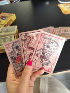 这款桌游规则易懂又有策略性，多人互动超有氛围感，玩起来沉浸感