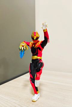 「逸れ一匹——」
说实话,个人直到现在还没从去年唐突传来的