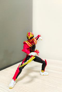 「逸れ一匹——」
说实话,个人直到现在还没从去年唐突传来的