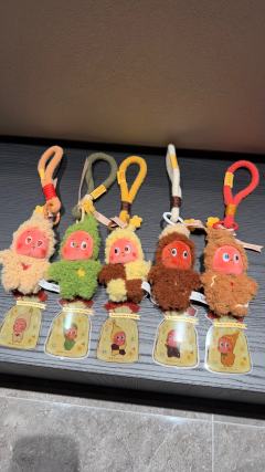 丑萌丑萌的星星人小饼干们～
大小很适合挂包上，没事捏捏它们也