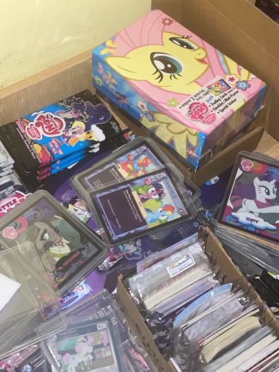 准备收一年整的小马宝莉美版卡包，看到年底可以收出多少来，都不打算拆了，留在一起，等最后看看实力，后面会慢慢记录，目前为止只留了一个柔柔的收藏盒，加油吧，看看过年能不能多收点