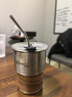 “陆弃的背影消失在长街尽头，如孤鸿没入晚霞，江湖不远，或许就