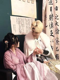 晚舟在此，愿与三郎共白头。三郎，而今晚舟笔下是英雄，早已刻下