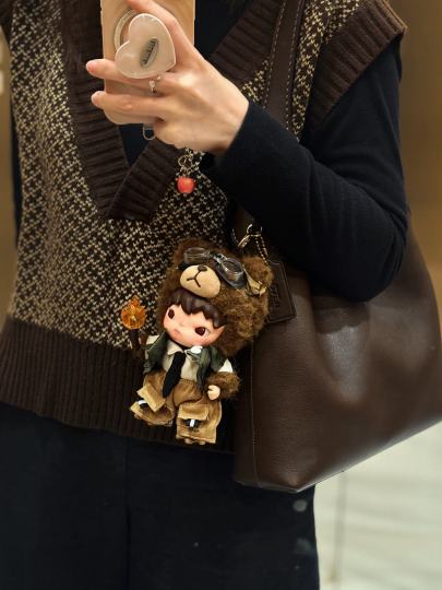 把新年的喜乐挂包上！软乎乎的喜乐熊不管搭什么娃衣只要火把还在！暖融融的氛围感直接拉满新的一年就要这样可可爱爱呀✨