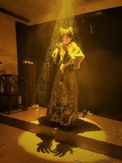 阿喜的一生，从精神病的全世界路过。
又名，整个世界都是祁夜，