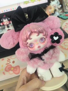 新品本来只想要库洛米的，秀气好看！但是现场提货看到美乐蒂也还