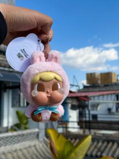 把粉色哭娃带到洱海，太阳照下来，眼泪发着光，毛绒绒的质感也特