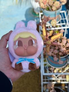 把粉色哭娃带到洱海，太阳照下来，眼泪发着光，毛绒绒的质感也特