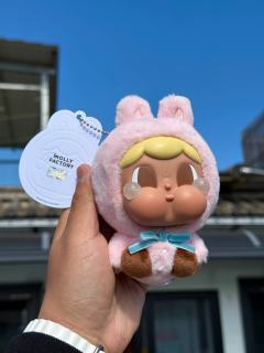 把粉色哭娃带到洱海，太阳照下来，眼泪发着光，毛绒绒的质感也特