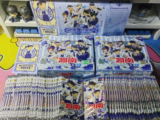 来这里也备份一下碎碎念 关于柯南卡游觅影包第三弹 这弹有两个特色 一个是水手服 全新的造型 很符合夏天 一个就是豆豆眼 豆豆眼爱好者你们的小卡来了 照例先开两盒试水 审判一下选图和做工（X）看看能毕业