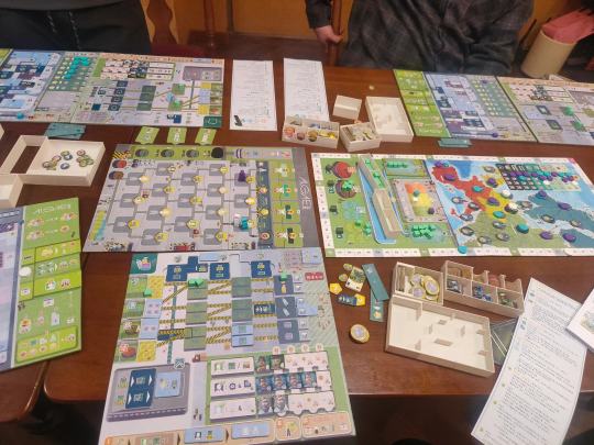 怎么可以有这么坐牢的游戏😅，三人局开荒所有人都在坐牢，游戏解题感很重，一共四轮每轮五动，每轮set完以后强逼你每一动都要想好最优解，解错了等待你的就是坐牢。

游戏的互动性超低，基本都是自己干自己的卡