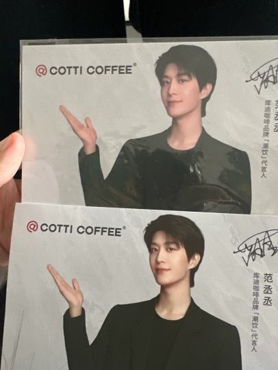 请大家帮我看一下这两张哪个是假的我看颜色不一样   急！