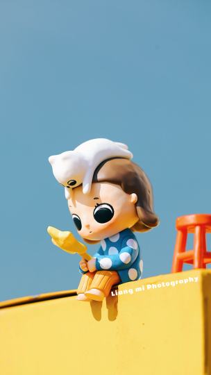 哇哦，超爱我们的Nyota，迫不及待的带着出了外景，映照星配色超好看，就是小椅子坐着必须非常平才可以。魔镜魔镜🪞，谁是这个世界最可爱的人啊‼️‼️‼️🔵🟡