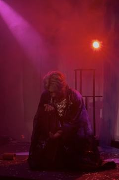 “在理智和情感里挣扎,亲手撕碎自己的后的无法复原”
角色: