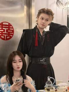 “在理智和情感里挣扎,亲手撕碎自己的后的无法复原”
角色: