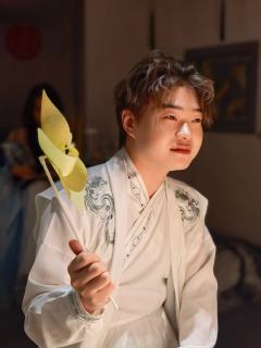 “在理智和情感里挣扎,亲手撕碎自己的后的无法复原”
角色: