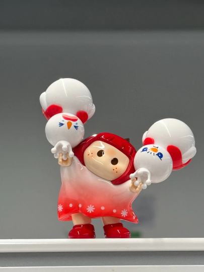 yoyo酱是大力士选择力气大到可以举起两个雪王啦！图源：一口QQ糖