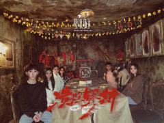 千辛万苦终于组到了一个七人的熟人局，也是玩到了号称“密室天花