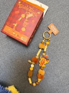 蹲了好久的星星人挂绳盲盒,拆开瞬间被这只招吉布丁萌到心化🥰