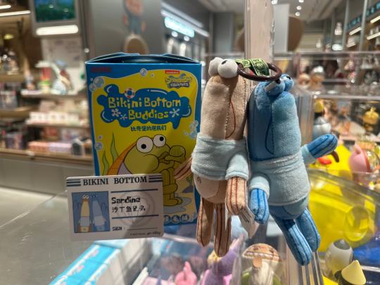 昨晚进店过了一遍比奇堡台面 有一个断层重而且很满100%就是了 六面完全摇不动沙丁鱼兄弟：101g 同系列第二重只有封面 并且封面上下空间特别大 很容易区分